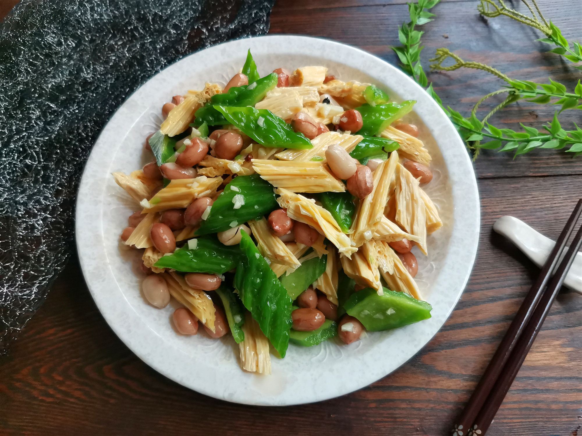 【腐竹花生拌苦瓜】材料:苦瓜1根,花生米1小碗,腐竹(干)200克,油盐