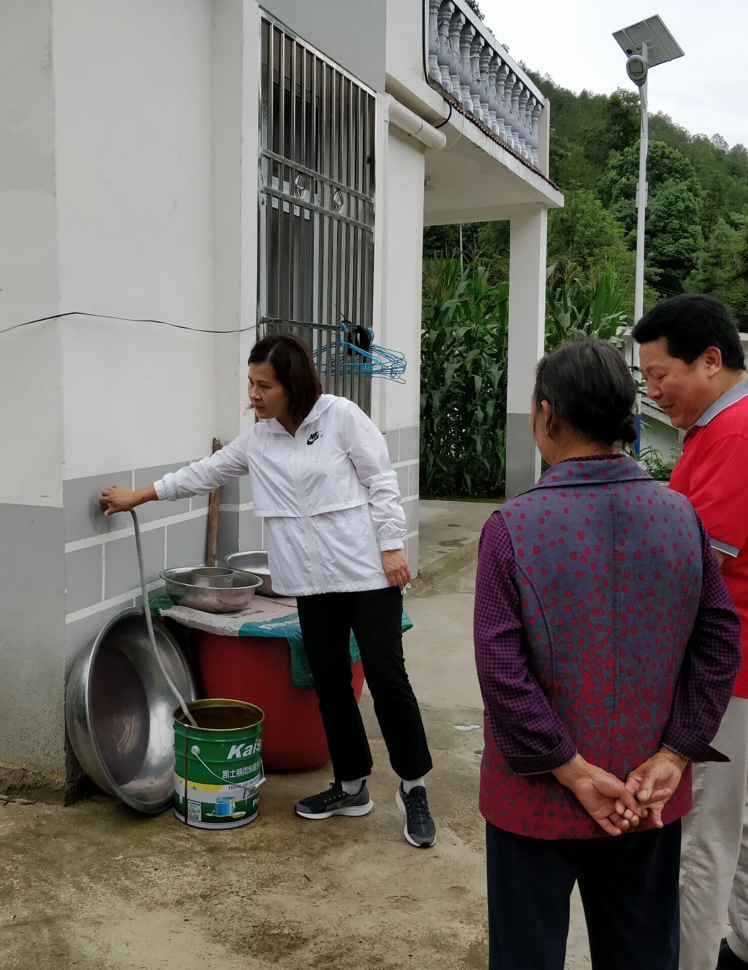 万源市常委统战部部长王晴到沙滩镇督导两不愁三保障回头看大排查