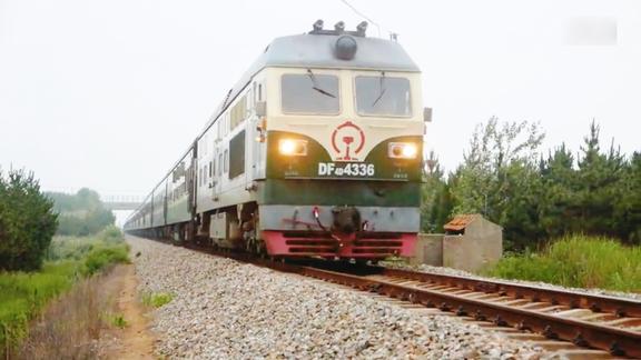 桃威铁路上的绿色涂装df4d机车牵引k1065次列车开往威海