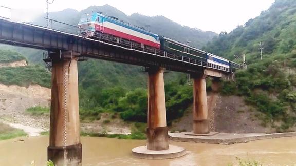 桥隧相连的宝成铁路t8次天府之星号特快列车通过两当站