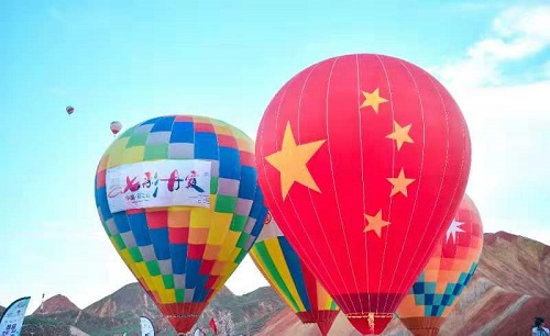 首届中国张掖七彩丹霞热气球节盛大启幕