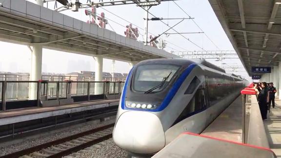 长株潭城际铁路板塘站湘潭至长沙西c6956次列车进站停车