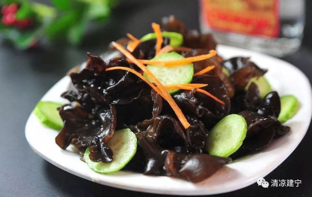 今年,冯庄村军丰合作社新型栽培的玉木耳,更是以其色泽洁白,无筋肉厚