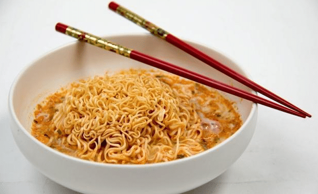 抖音网红吃法!牛奶煮泡面你吃了吗?