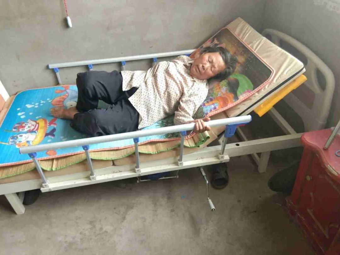 七旬老人靠种地艰难撑起家如今却因病瘫痪无钱医治