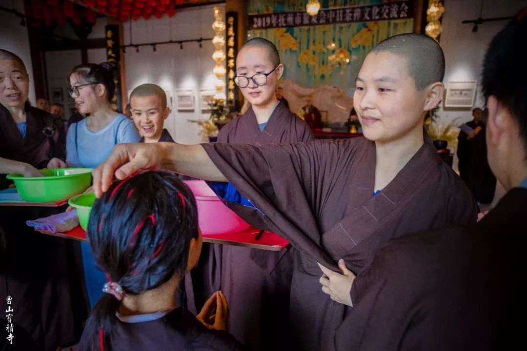 女人在寺庙出家剃度图片