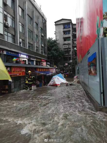 突发!重庆暴雨图集 又一次入夏失败的网红城市