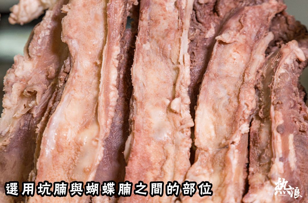 只选用坑腩和蝴蝶腩之间的肉,也即是崩砂腩,这个部位的肉质软嫩绵滑