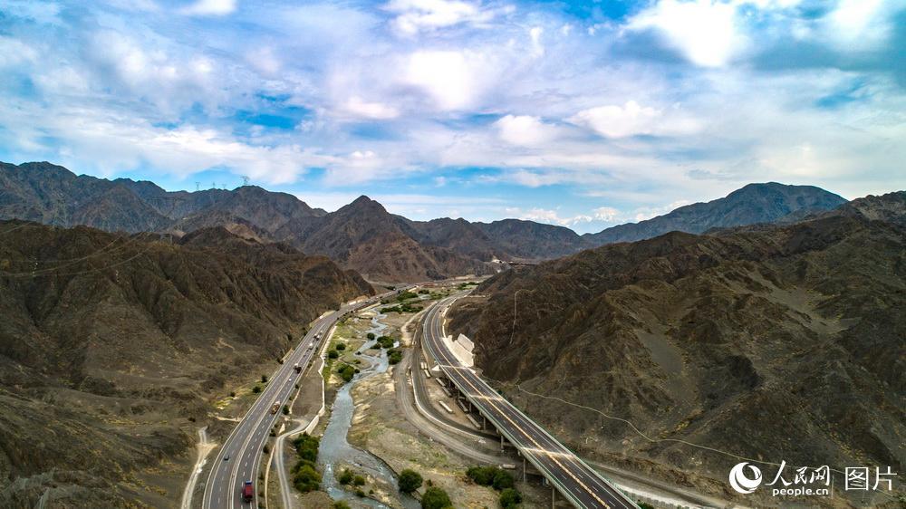 连霍高速小乌段改扩建上行线主体完工 通车在即