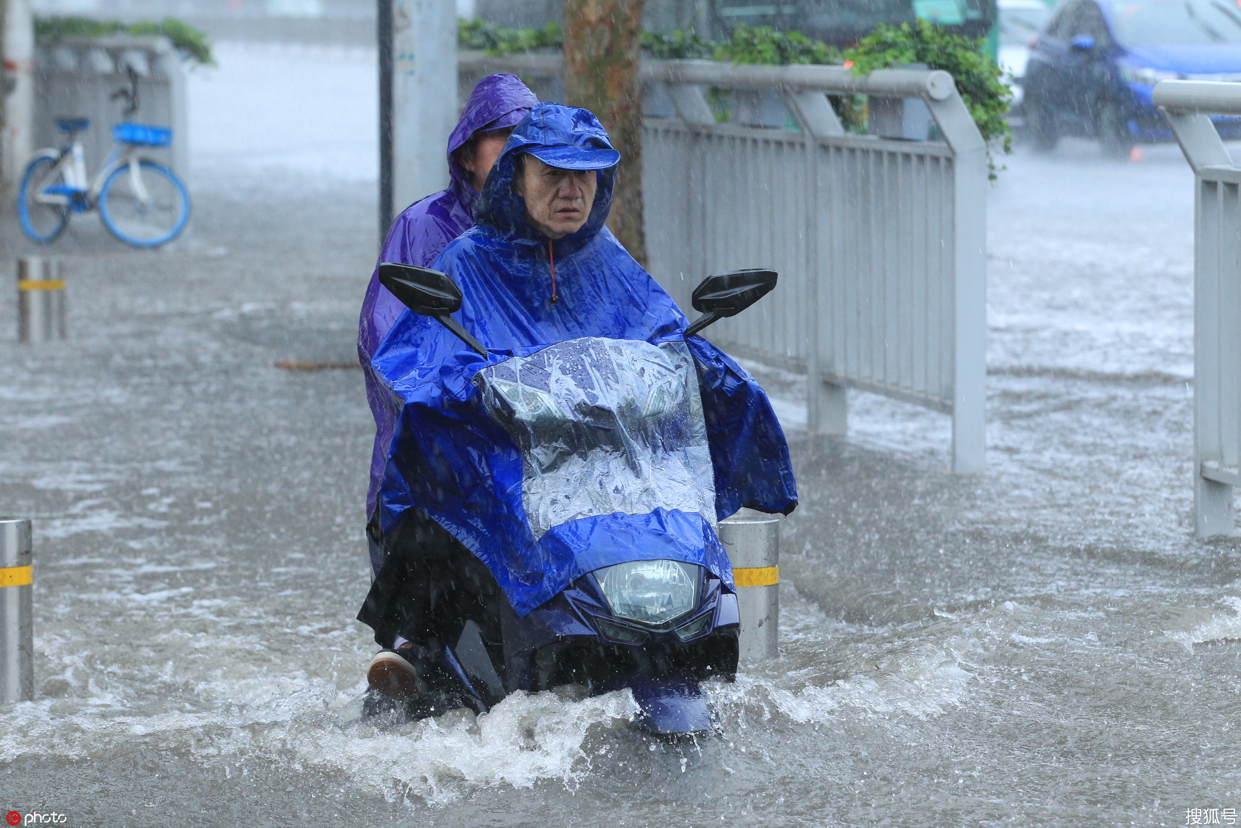 郑州暴雨暖人图片图片
