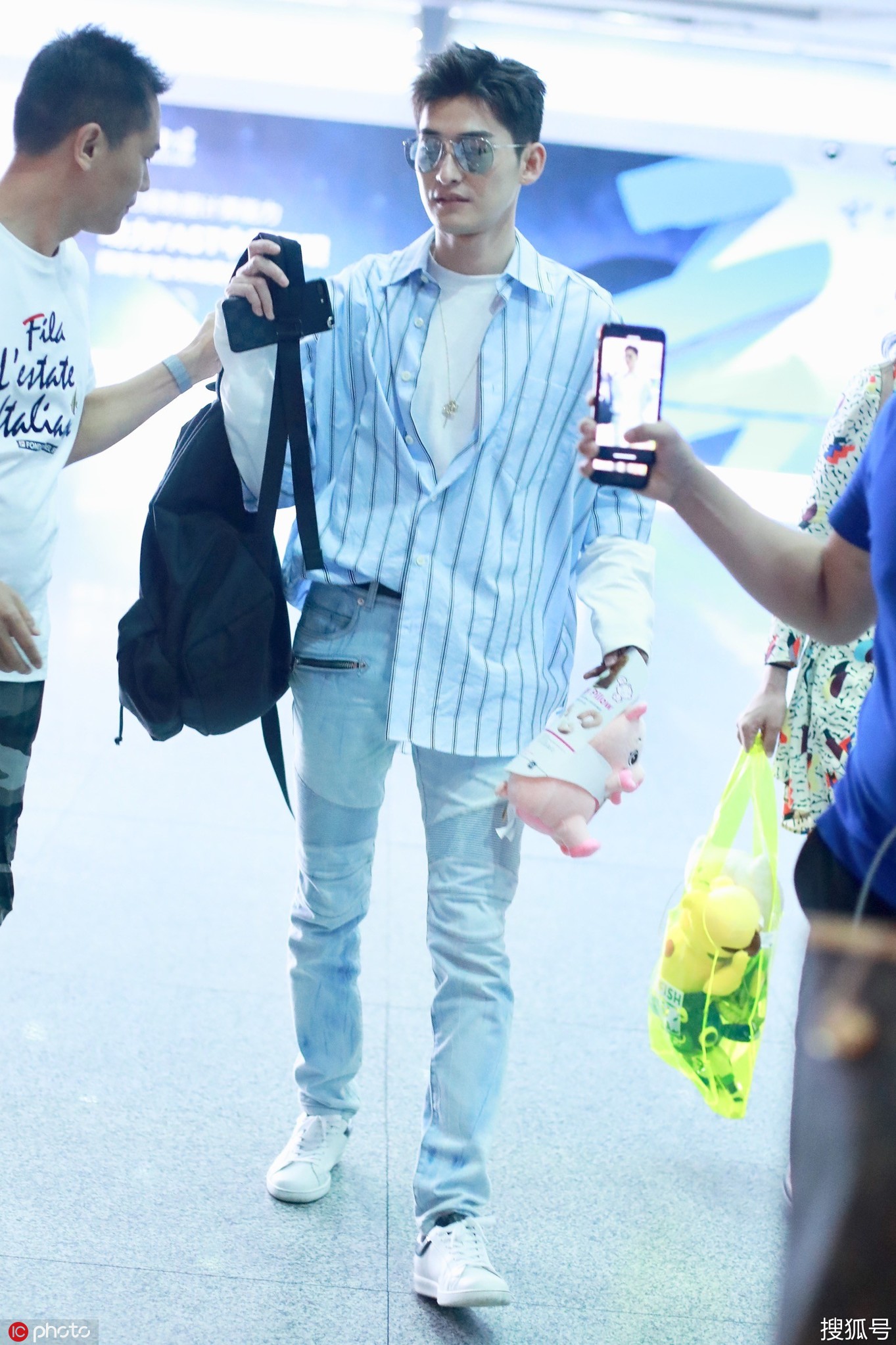 张翰这条杀马特牛仔裤也只有他穿才略显高级吧?