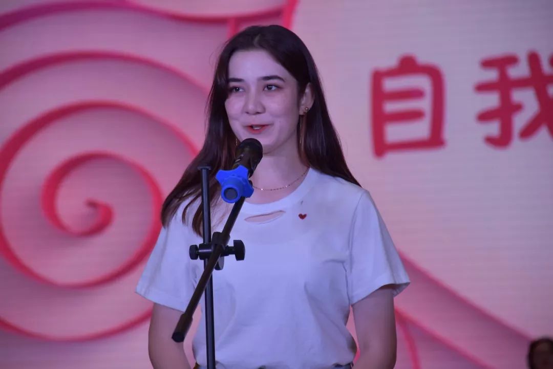 新疆维吾尔自治区旅游形象大使,青年歌唱家李秀莲,国家高级礼仪培训师