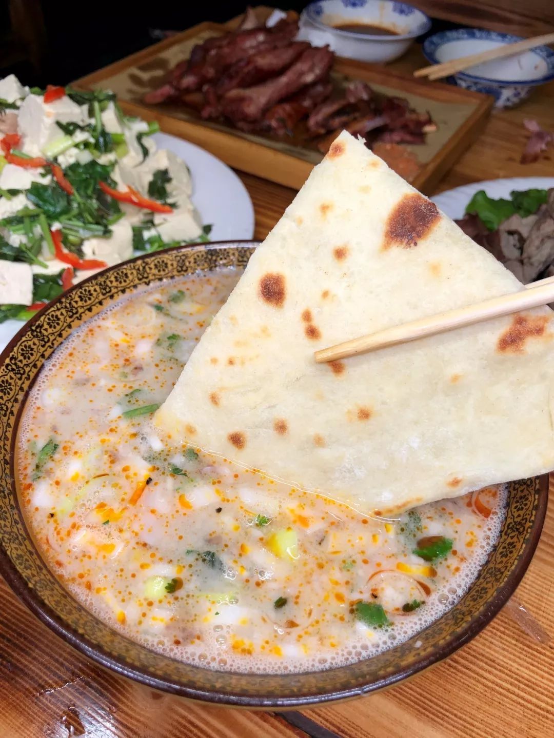 山东人开羊汤馆,50斤骨头20斤肉熬一锅汤.老爷子炒饼更霸道!_单县