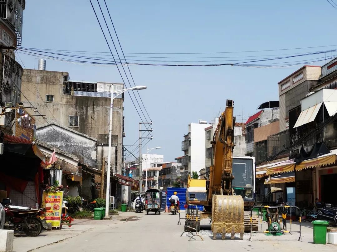 井都镇↑和惠公路浩溪路段建筑材料堆放,车辆乱停乱放↑和惠公路东波