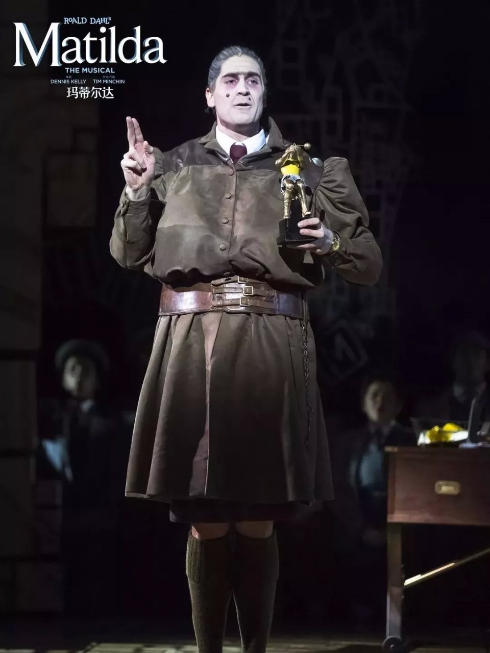 帅气型男变身丑女 玛蒂尔达的这个"女校长"有点帅!