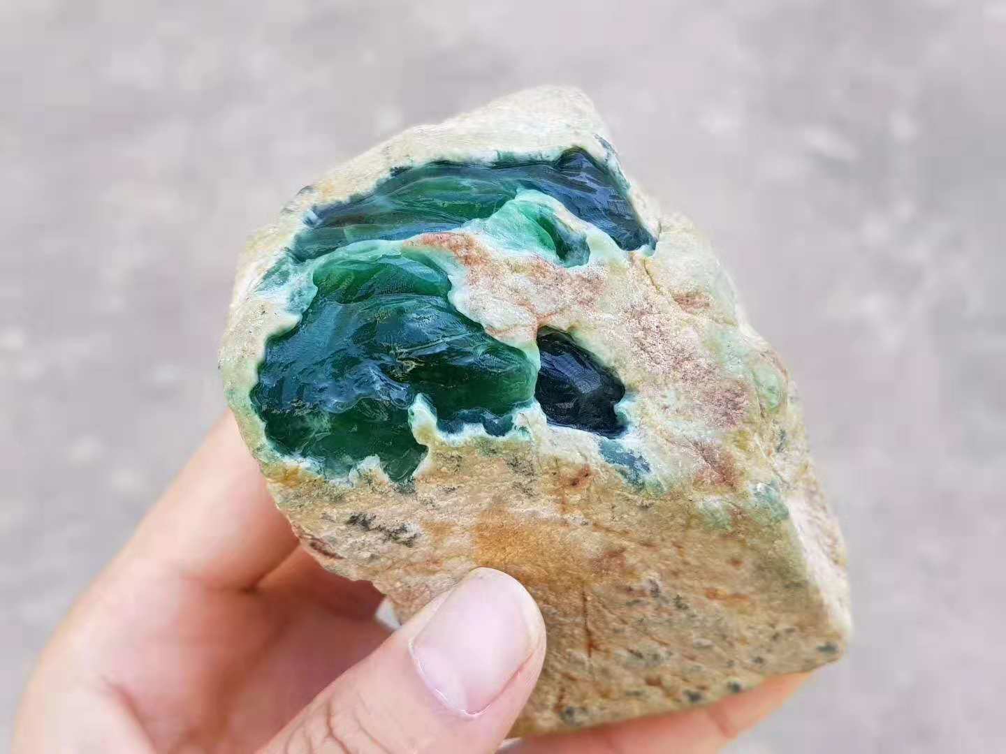 听说水翻砂的翡翠原石大涨的几率很大