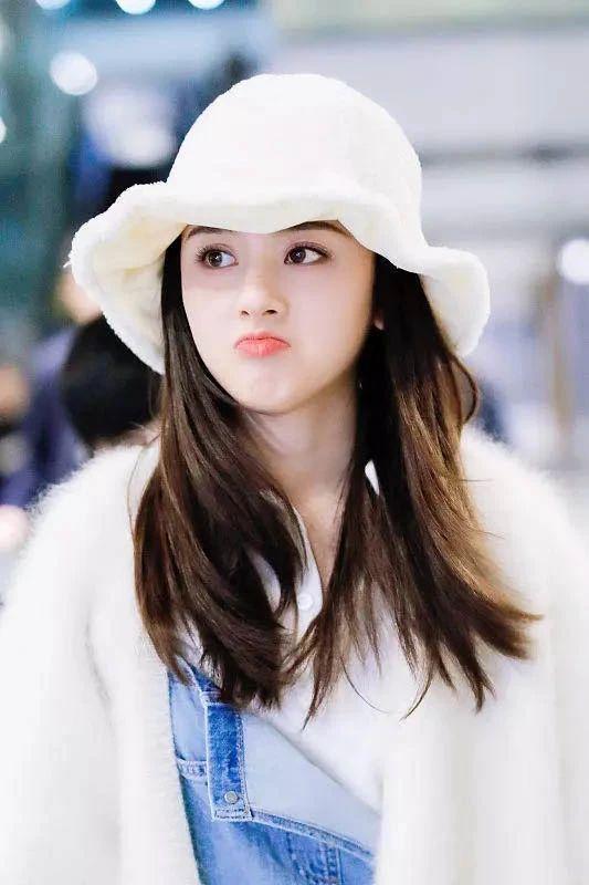 宋祖儿造型个性多变,锅盖头配黑框眼镜像洋娃娃,嘴巴嘟嘟超可爱