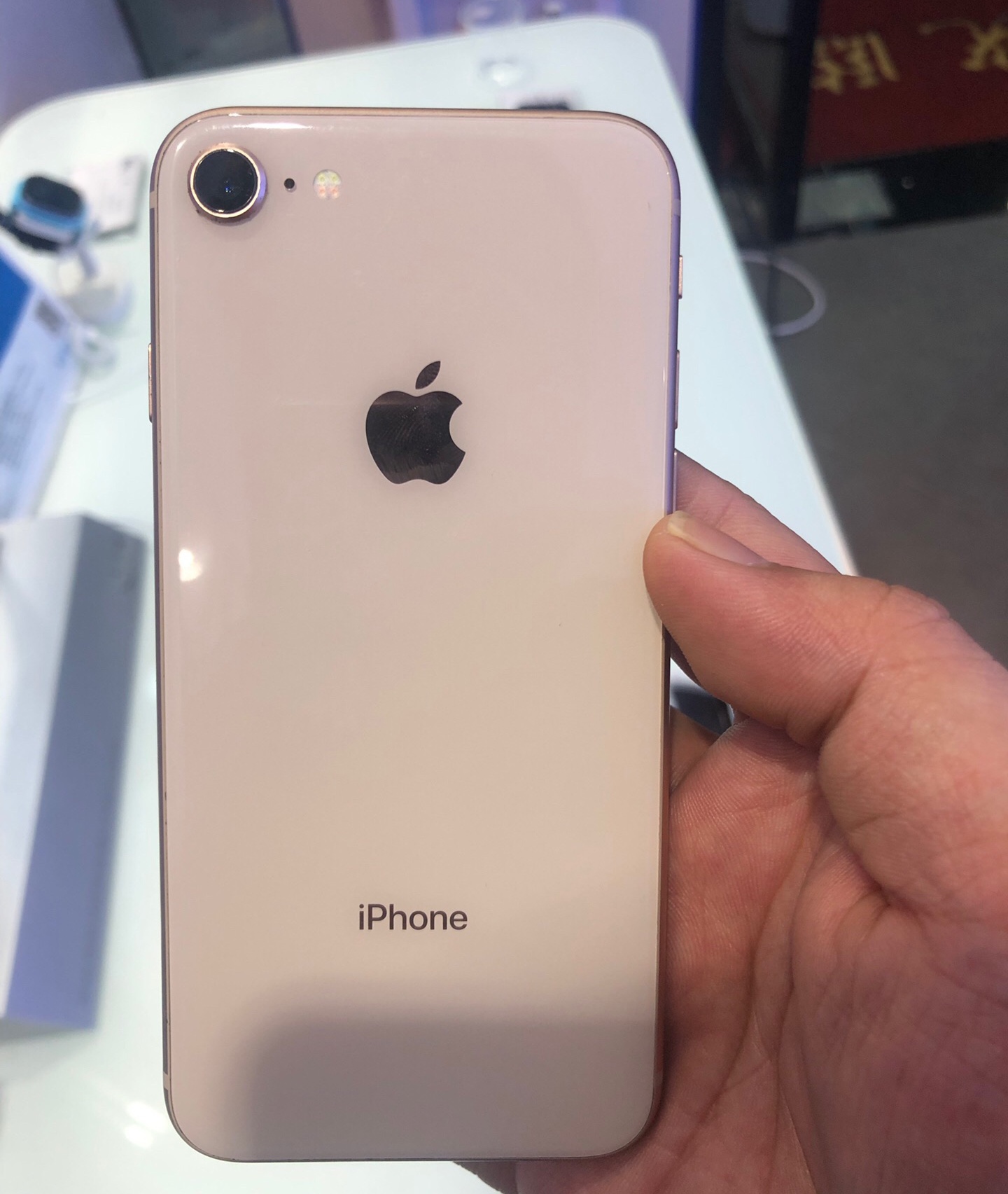 这是一台金色的iphone8,背面成色都还不错手机屏幕显示的颜色都很正常