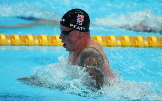 可以看到,在前16个100米蛙泳历史最好成绩中,亚当皮蒂竟然完成了大