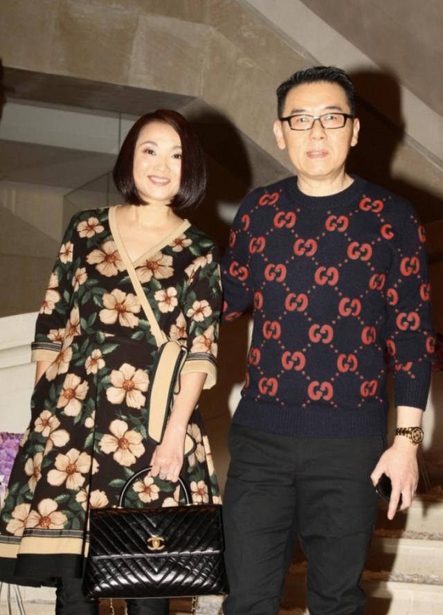 原创51岁许秋怡天生童颜与儿子合照像姐弟四处登台20年身家轻松过亿