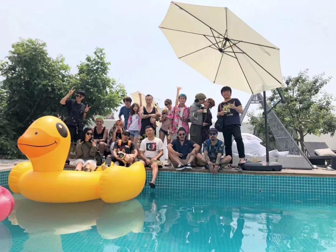 民宿泳池星空烧烤轰趴在大隐于世遇见夏天的模样