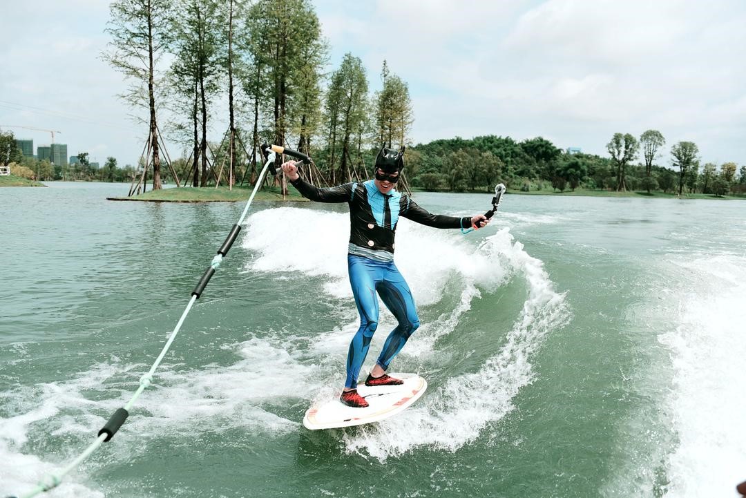 强降雨过后成都麓湖堪比大型漫展现场神奇女侠火影忍者等水上竞技引起