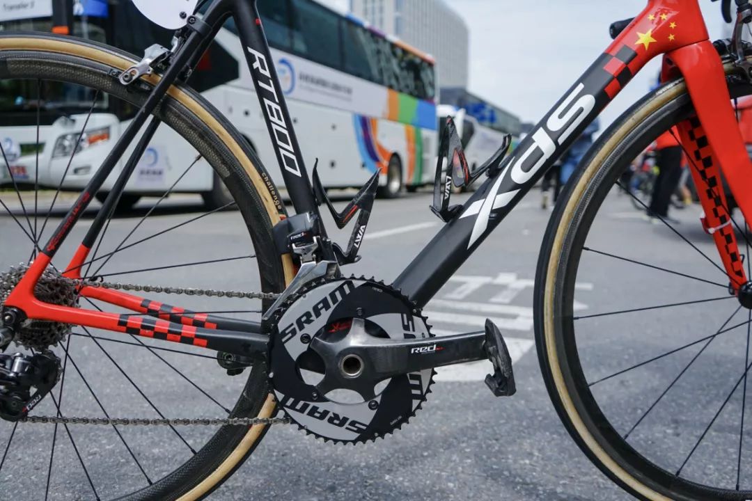 环湖赛上中国品牌的自行车喜德盛rt800不惧爬坡夺蓝衫