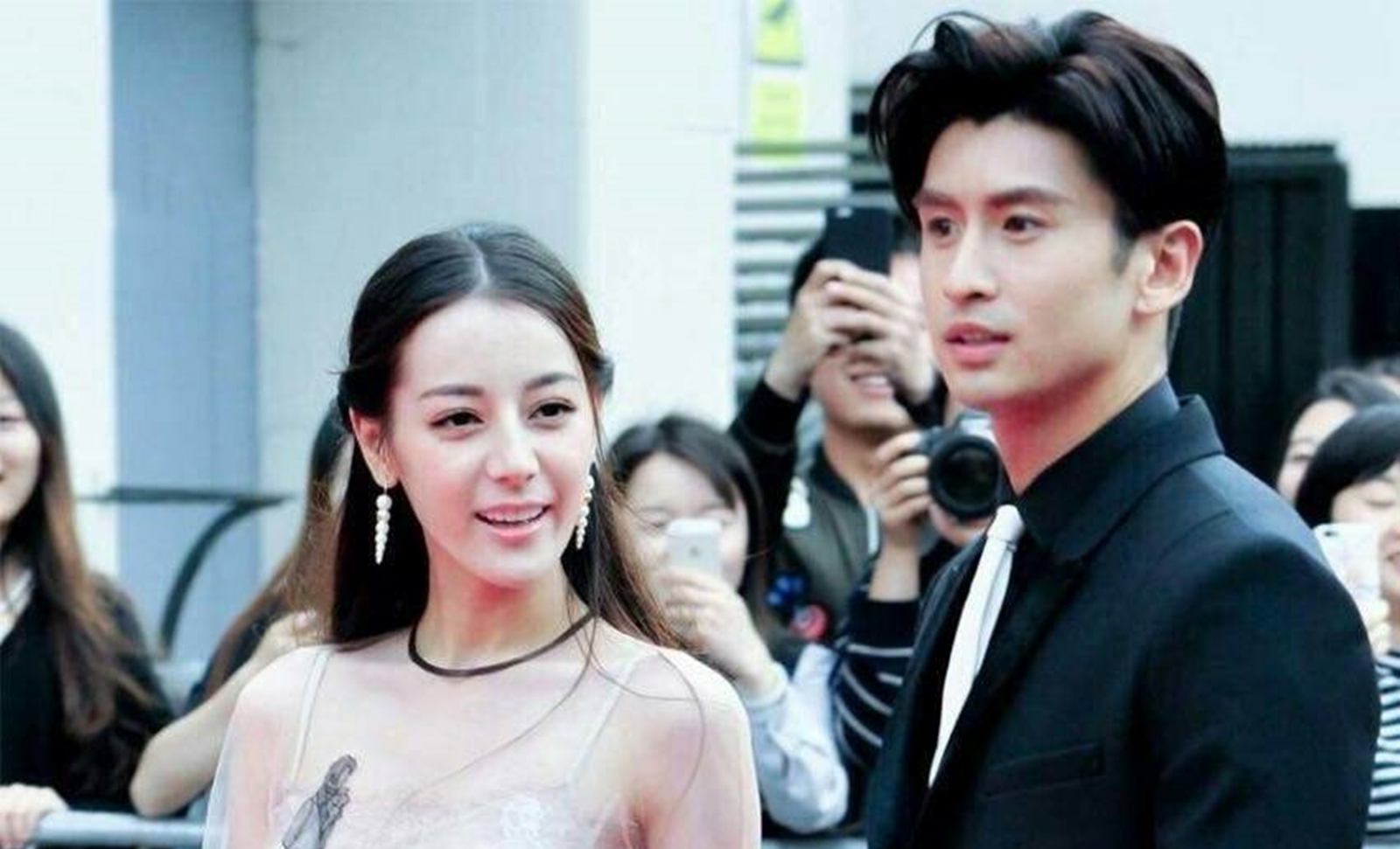 张云龙和迪丽热巴玩过山车,还没等她害怕,张云龙自己怕起来了