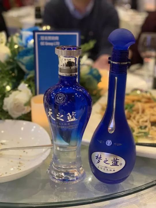 在巴黎,梦之蓝架起一道友谊桥梁
