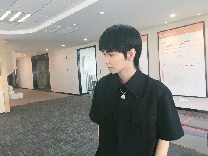 郑繁星陈情令见面会鬼马自拍逗趣十足网友记得发九宫格