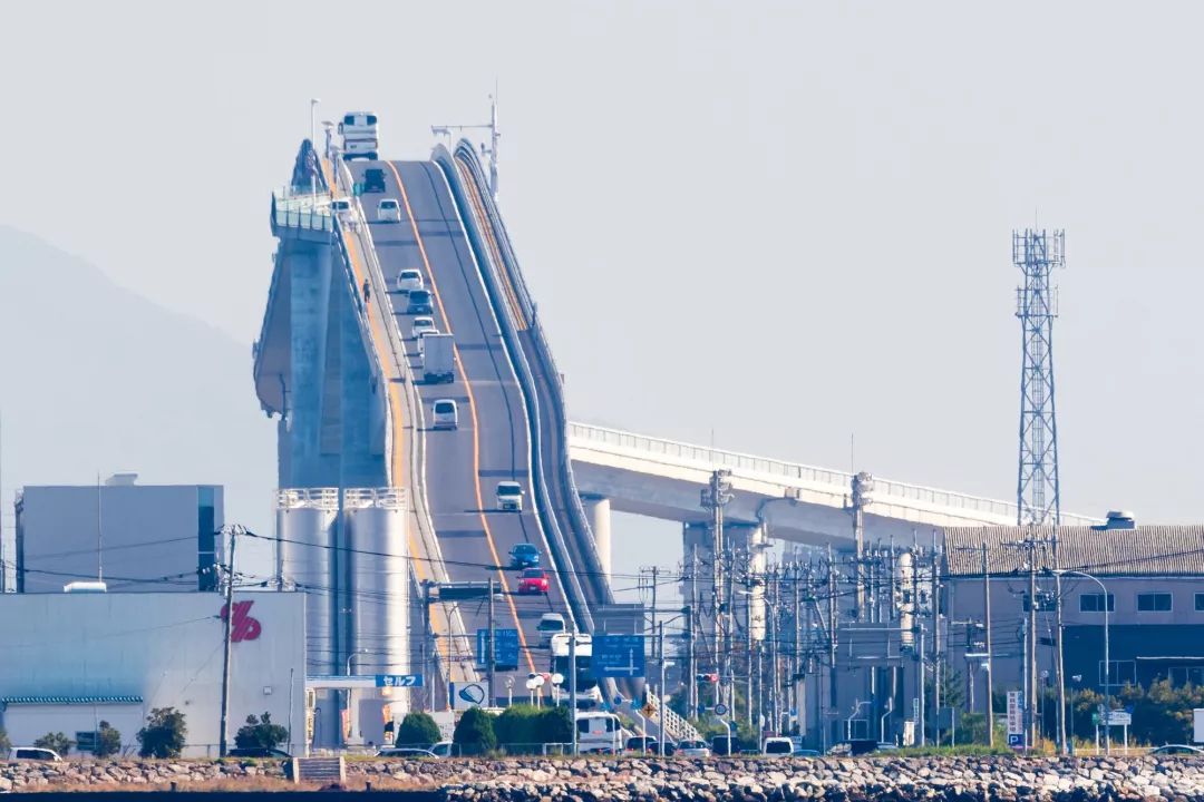 日本江岛大桥世界上最陡的桥美得不像话整座桥像是在仙境里面尤其是
