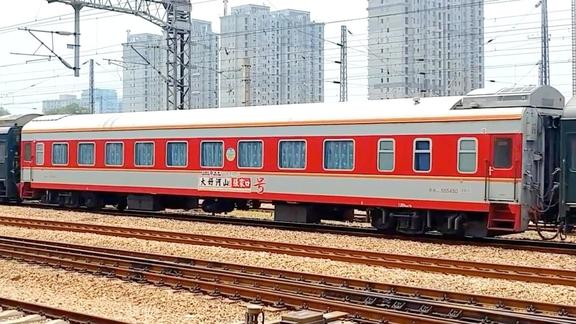 这样的红皮火车越来越少见了!k1264次列车由杭州开往石家庄