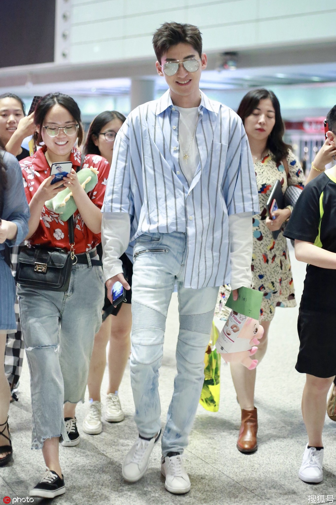 张翰这条杀马特牛仔裤也只有他穿才略显高级吧?