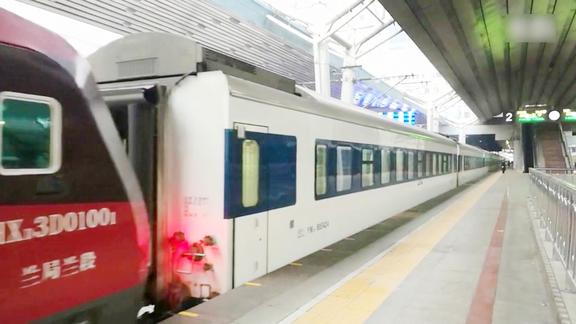 漂亮的白皮火车z151次直特列车北京西站发车开往西宁