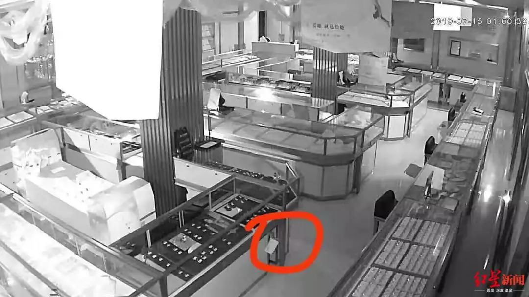 金店万元铂金首饰蹊跷丢失,监控拍到小偷竟是