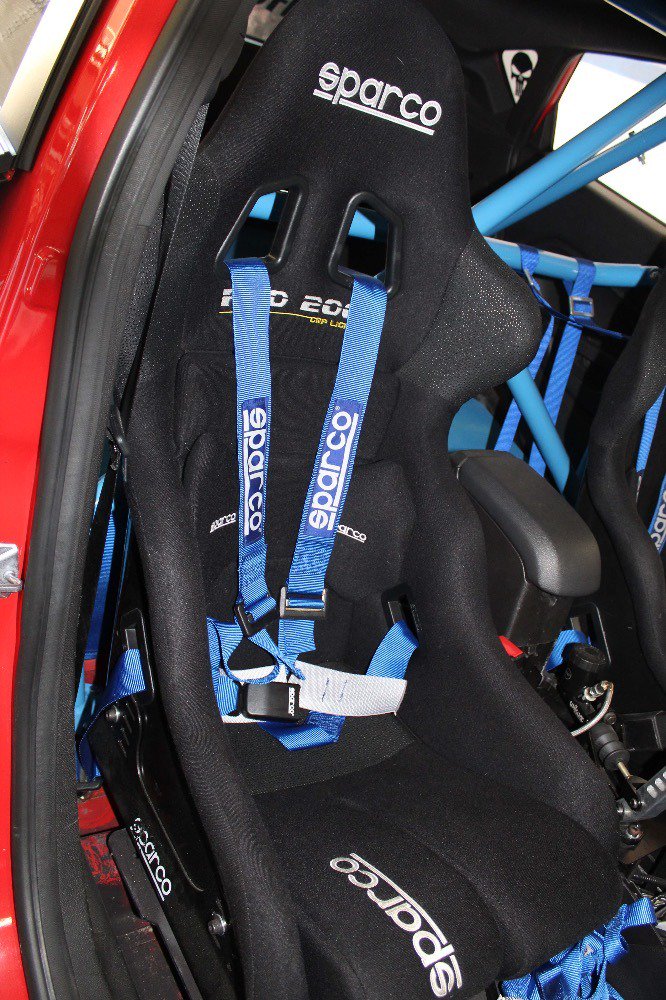 车主还用一对sparco赛车座椅,一辆sparco方向盘和一个完整的防滚架