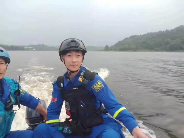 上饶蓝天救援队：守护家园的力量之光
