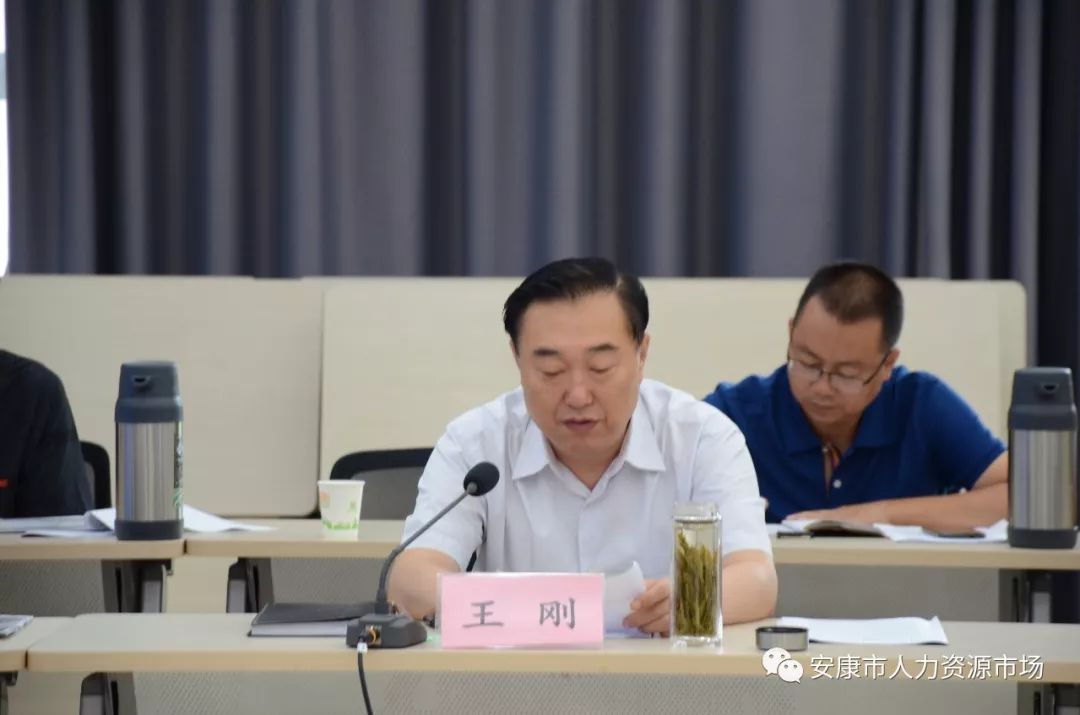 市委组织部副部长,市人社局局长汪小卫通报了省政府对市政府2018年度