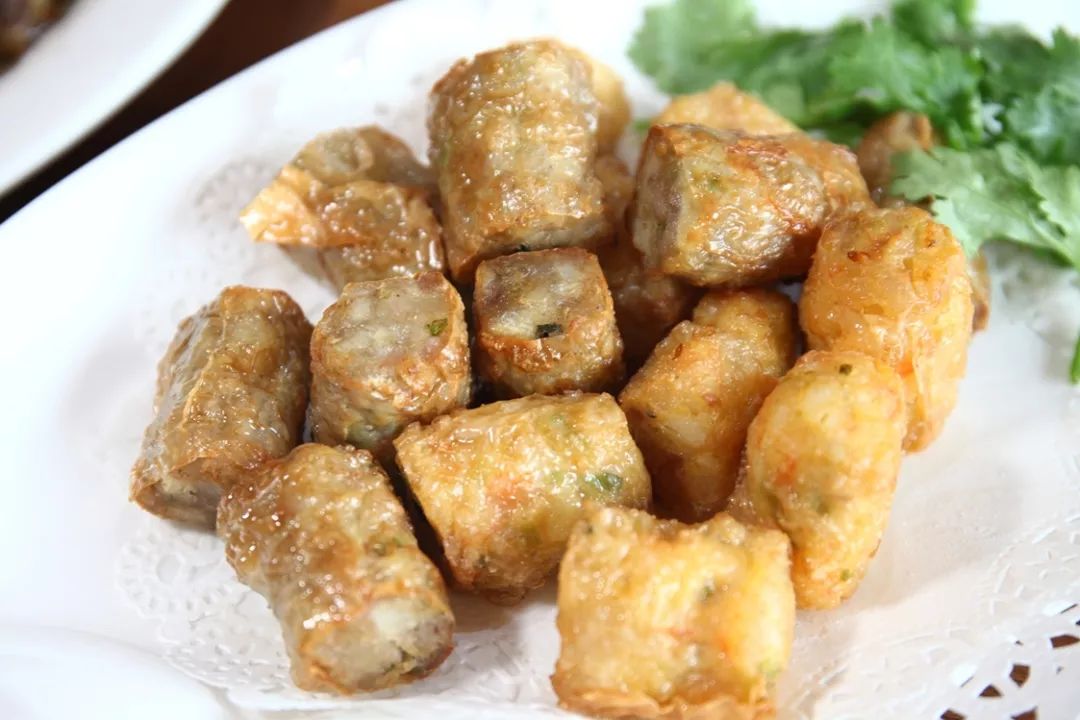 所谓的虾枣除了形似枣核,里面还真的有大虾哦~裹着肉粒冬菇,蘸上金橘