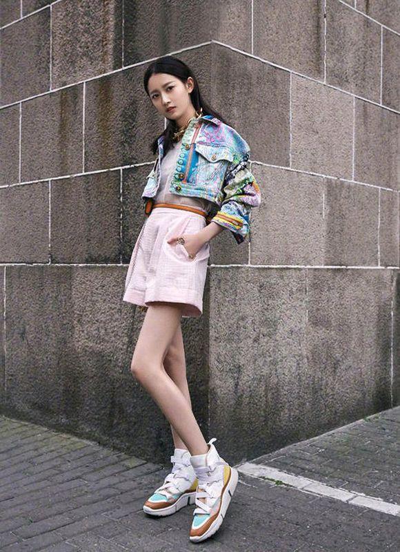 "新赵敏"陈钰琪不止古装美,挑战高难度穿搭不费力,行走的衣架