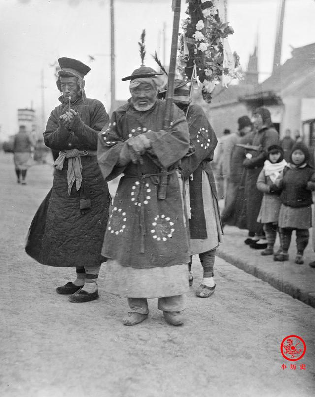 在经过复杂的流程之后,才是"发引",即出殡,也就是我们照片中所看到的