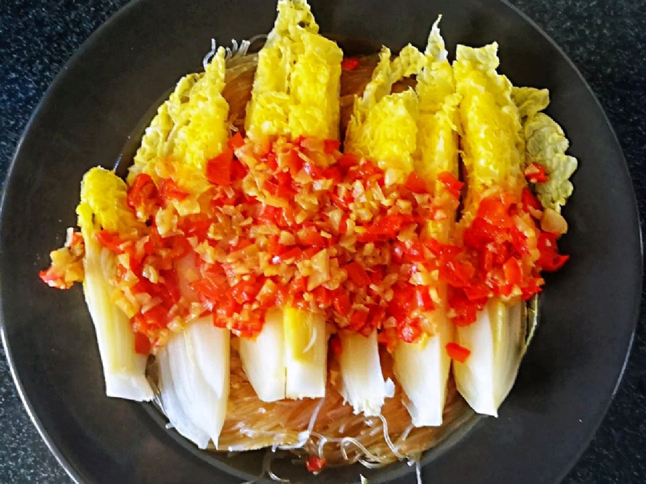 还用娃娃菜小炒吗?搭配剁椒上锅蒸更下饭,辣中带甜,好吃不腻口