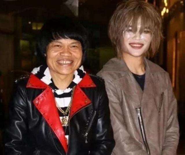 如今八两金常常带着儿子一起出席活动,只是他儿子每一次亮相都是长发