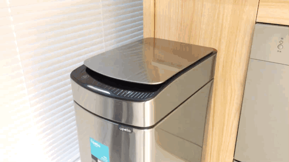 市面上有部分智能垃圾桶是物体或人体靠近就会感应开盖,我个人认为