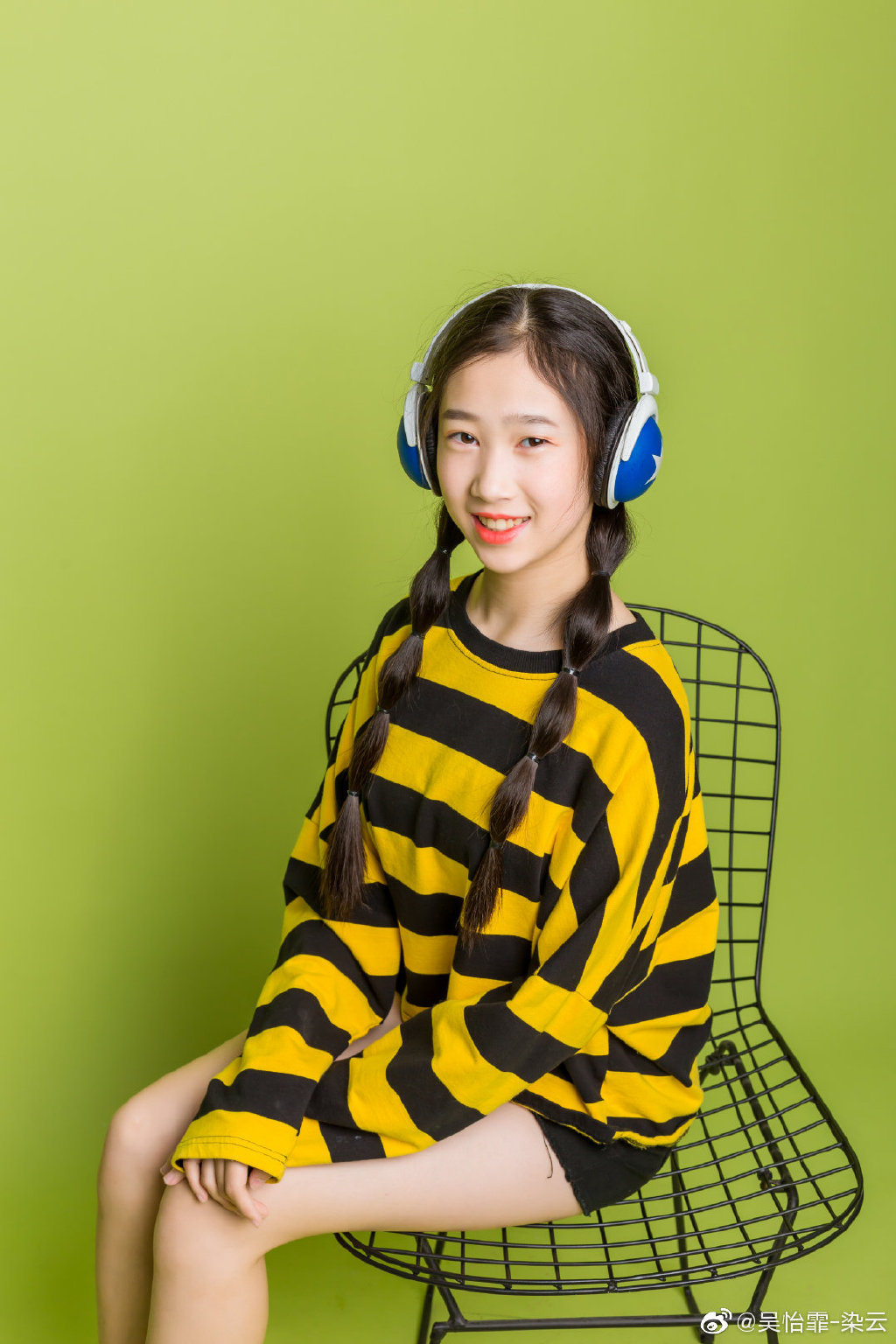 吴怡霏条纹上衣 必备款热裤穿搭 小心机秒变大长腿!