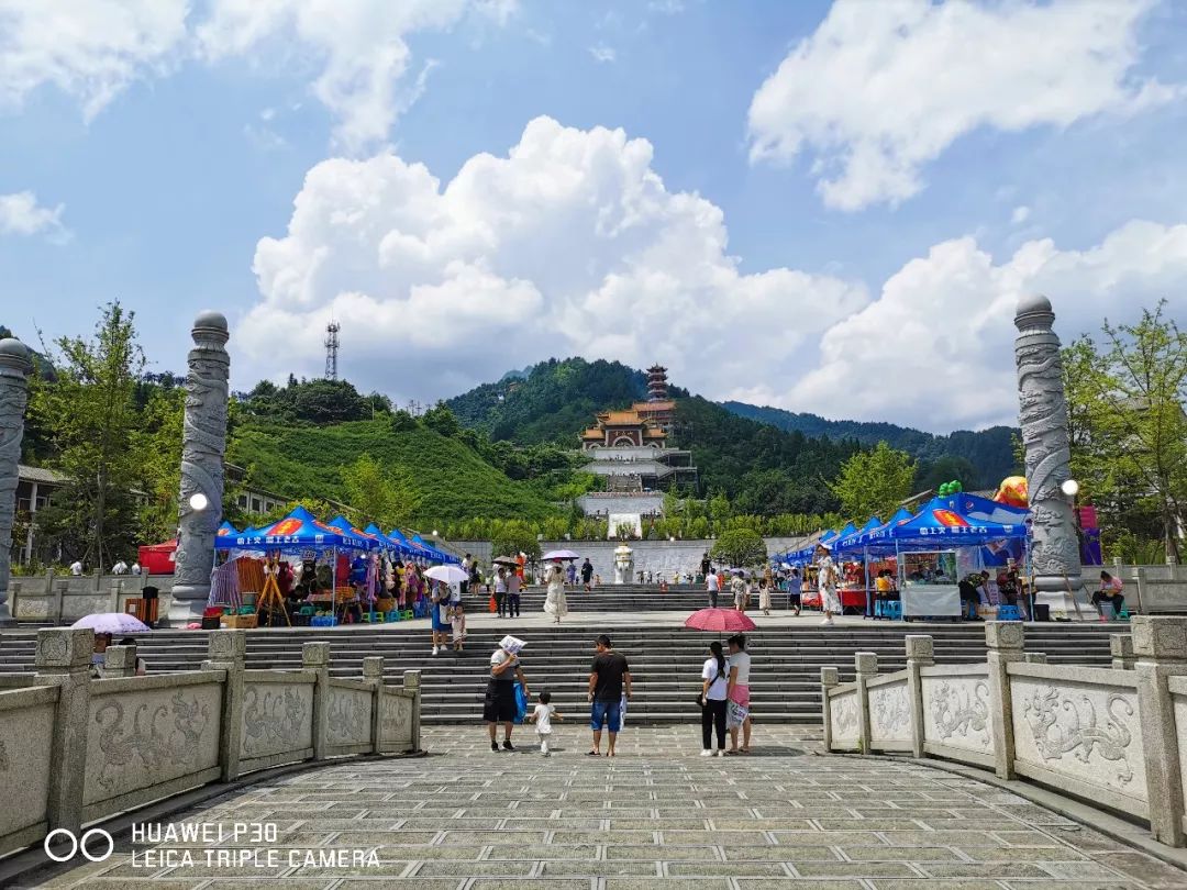 遵义金鼎山寺庙图片