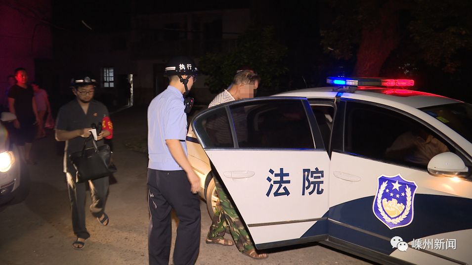 老赖颤抖吧嵊州出动60多名干警警车9辆抓捕33人