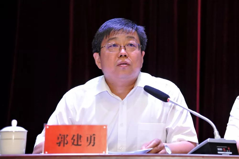 采油厂党委书记郭建勇主持会议并要求,全厂上下要进一步提高政治站位