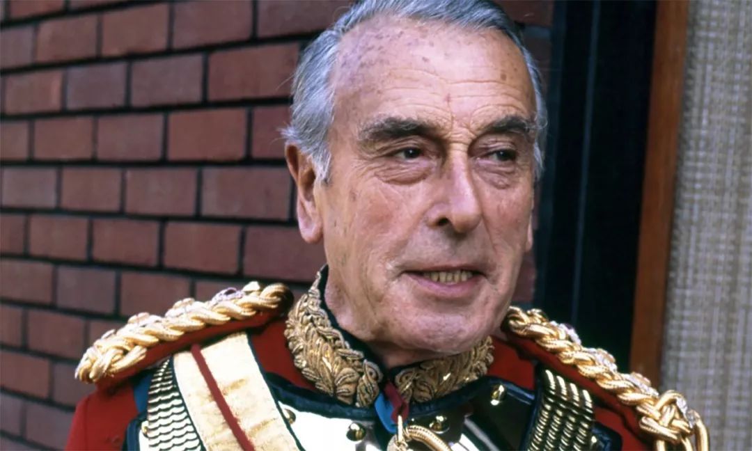 就是查尔斯王子生命中至关重要的人物,他的舅爷爷路易斯·蒙巴顿勋爵