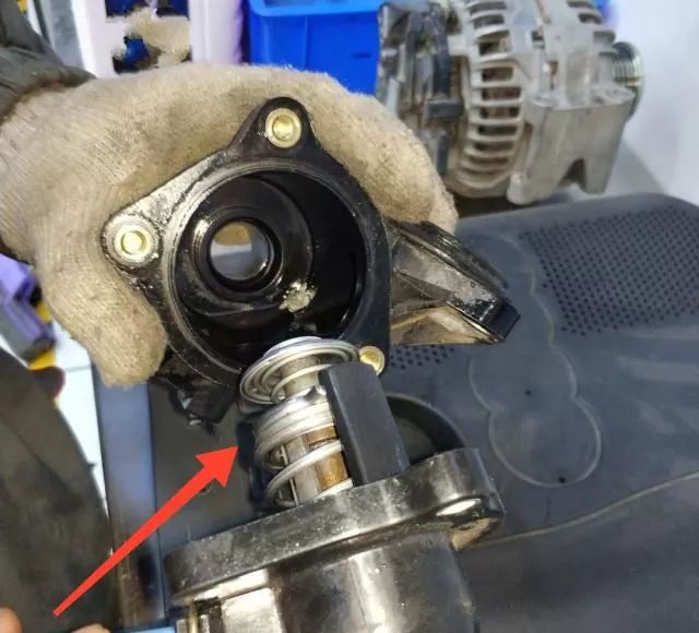 师傅在更换节温器的时候,又更换了冷却系统特别容易出现问题的水管.